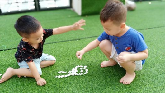 3 điều cha mẹ thông minh hay dạy con đối phó khi bị bạn cướp đồ chơi
